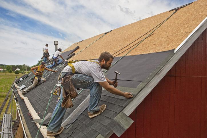 Pracownicy montują dach 